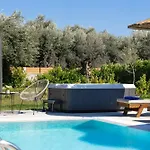 Ethria Pool With Heated Jacuzzi Вилла *
