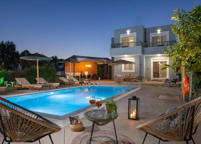 Βίλα Ethria Pool With Heated Jacuzzi