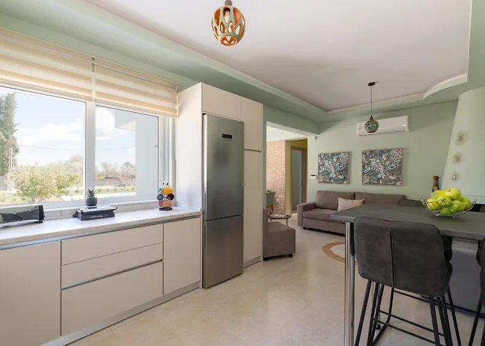 Ethria Pool With Heated Jacuzzi *