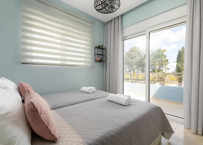 Βίλα Ethria Pool With Heated Jacuzzi