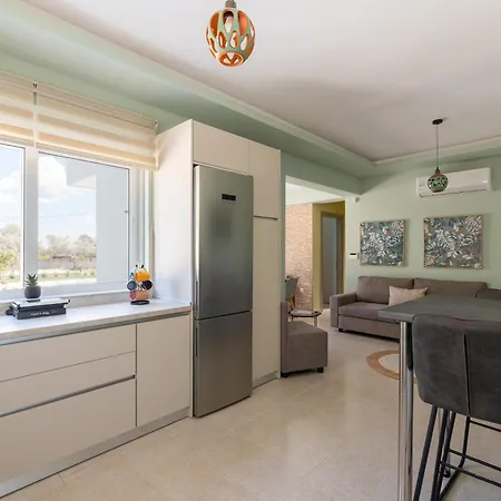 Ethria Pool With Heated Jacuzzi *